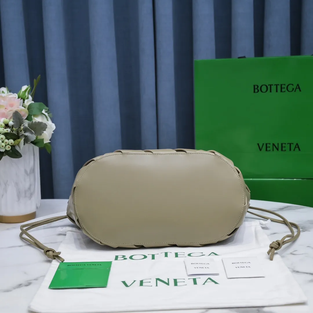 #B家 🔥4042 new autumn and winter styles are here! This is a creative handbag that looks super high-end. French calfskin scissor handbag. The inner bag can be actively used separately. Paper nylon drawstring bag. Magnetic handle opening and closing makes the whole bag calm and practical. Innovative concepts and classics coexist, making you feel the modern realm of art and elegance. Size 31x30.5x17.5, model: 6610#